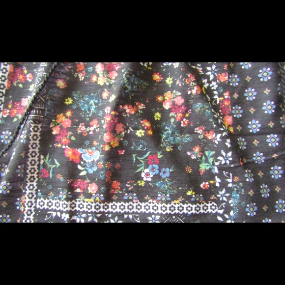 No Boundaries Flowered Design Tank Top - Picture 2 of 6